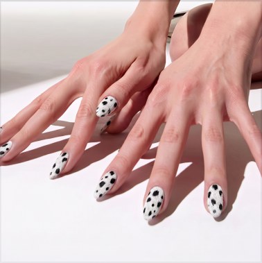 Manicure a pois bianchi e neri